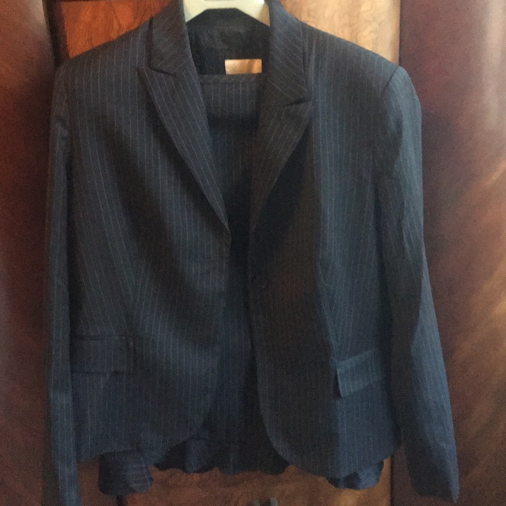 Skirt suit